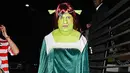 Aktor tampan Colton Haynes tampil sebagai Putri Fiona dari film 'Shrek'. Aktor 'San Andreas' ini sangat total dalam merombak dirinya untuk kostum Halloween. (via people.com)