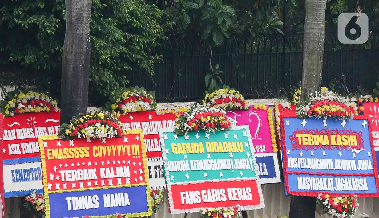 Sejumlah karangan bunga untuk Timnas Indonesia tertihat di kawasan Bundaran HI, Jakarta, Jumat (19/5/2023). (Liputan6.com/Herman Zakharia)