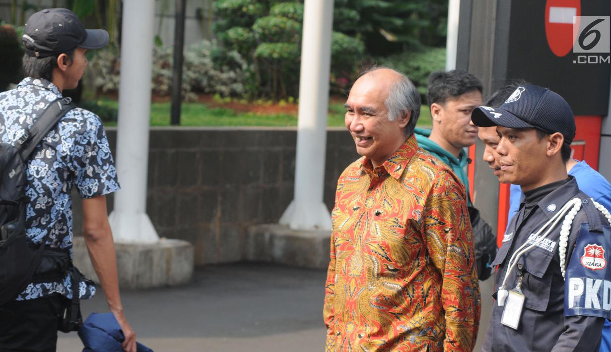 Komisaris PT Humpuss Transportasi Kimia Theo Lykatompesy (tengah) usai menjalani pemeriksaan oleh penyidik di Gedung KPK, Jakarta, Kamis(16/5/2019). Theo Lykatompesy diperiksa sebagai saksi atas tersangka Anggota DPR F-Golkar Bowo Sidik Pangarso. (merdeka.com/Dwi Narwoko)