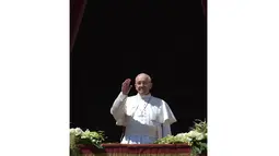 Paus Fransiskus melambaikan tangan pada umat katolik yang hadir dalam Misa Paskah di Lapangan Santo Petrus, Vatikan, Minggu (20/4/14). (AFP PHOTO/FILIPPO MONTEFORTE)