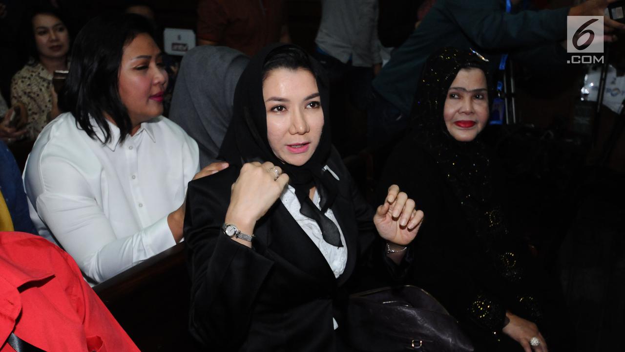 Jelang Sidang Dakwaan, Rita Widyasari Temui Kerabat dan Berswafoto