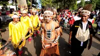 Perwakilan pelajar dan mahasiswa Papua mengikuti Kirab Kebangsaan Indonesia Raya di Cibinong, Kab Bogor, Minggu (14/5). Kirab diikuti puluhan organisasi kepemudaan se Kabupaten Bogor. (Liputan6.com/Helmi Fithriansyah)