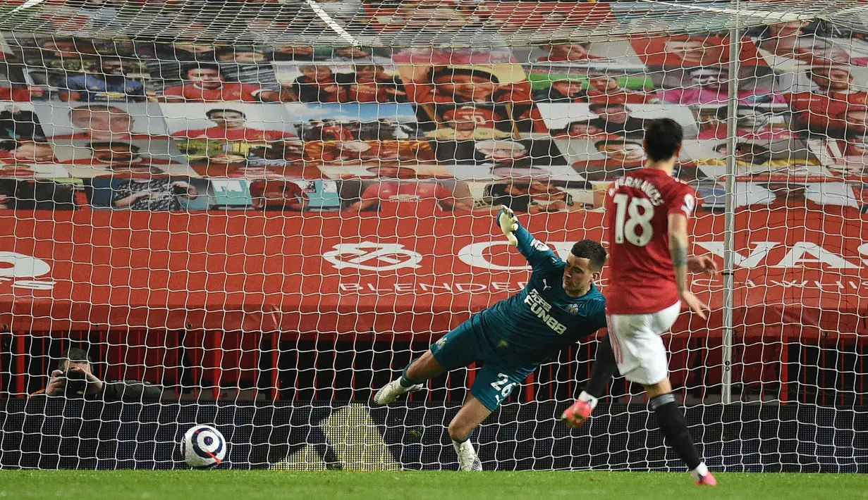 Tendangan 12 pas Bruno Fernandes pun sukses memperdaya penjaga gawang Newcastle Karl Darlow. (Foto: AFP/Pool/Oli Scarff)