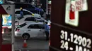 Mobil taksi juga ikut mengantre di SPBU Kuningan, Jakarta, Senin (17/11/2014). (Liputan6.com/Miftahul Hayat)