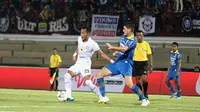 Bek Persebaya Surabaya, Hansamu Yama, mengamankan bola dari bek Persib Bandung, Nick Kuipers, pada laga Liga 1 Indonesia di Stadion I Wayan Dipta, Bali, Jumat (18/10). Persib menang 4-1 atas Persebaya. (Bola.com/Aditya Wany)