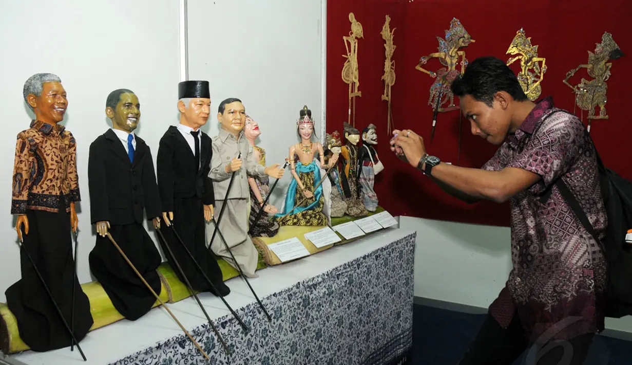 Wayang golek sejumlah tokoh negara dipamerkan dalam festival Wayang Goes To Campus di Balairung UI, Depok, (24/9/2014). (Liputan6.com/Helmi Fithriansyah)