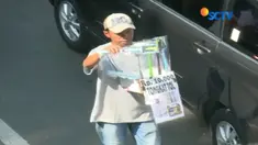 Alat bantu yang mirip dengan tongsis ini dijual dengan kisaran harga Rp 10 ribu.