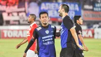 Sunarto jadi pahlawan Arema Cronus mengalahkan Persija Jakarta 1-0 dan lolos ke semifinal Torabika Bhayangkara Cup. (Bola.com/Kevin Setiawan)