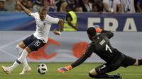 Pemain Prancis, Kylian Mbappe (kiri) berusaha mengecoh kiper Italia, Salvatore Sirigu pada laga uji coba di Allianz Riviera stadium, Nice, (1/6/2018). Prancis menang 3-1. (AP/Claude Paris)
