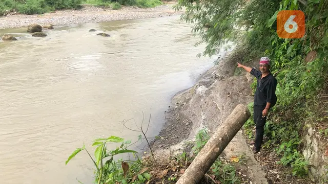 Warga petani saat menunjukan kondisi irigasi yang jadi sumber air ke lahan pertanian di Desa Padabeunghar, Kecamatan Jampangtengah, Kabupaten Sukabumi. (Liputa6.com/Fira Syahrin).