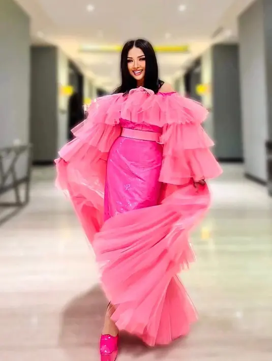 Sang Diva Titi DJ tampil ekstra dengan ruffle cape dress perpaduan warna pink yang energik dan eklektik [Instagram @teamtitidj]