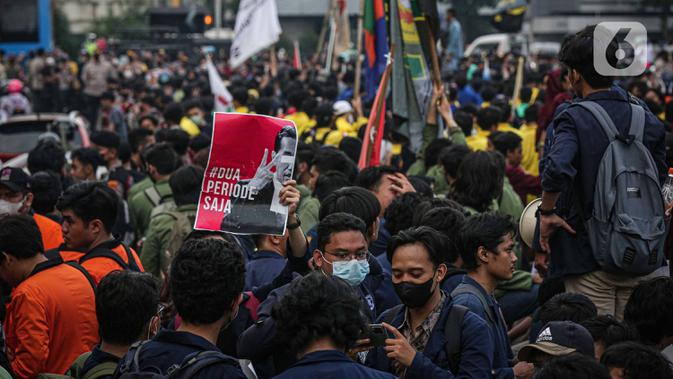 Massa aksi yang tergabung dalam beberapa Badan Eksekutif Mahasiswa akan menggelar unjuk rasa di kawasan Harmoni, Jakarta, Jumat (1/4/2022). Dalam aksinya mereka meminta untuk batalkan wacana perpanjangan masa jabatan presiden serta dibatalkannya wacana penundaan pemilu. (Liputan6.com/Faizal Fanani)