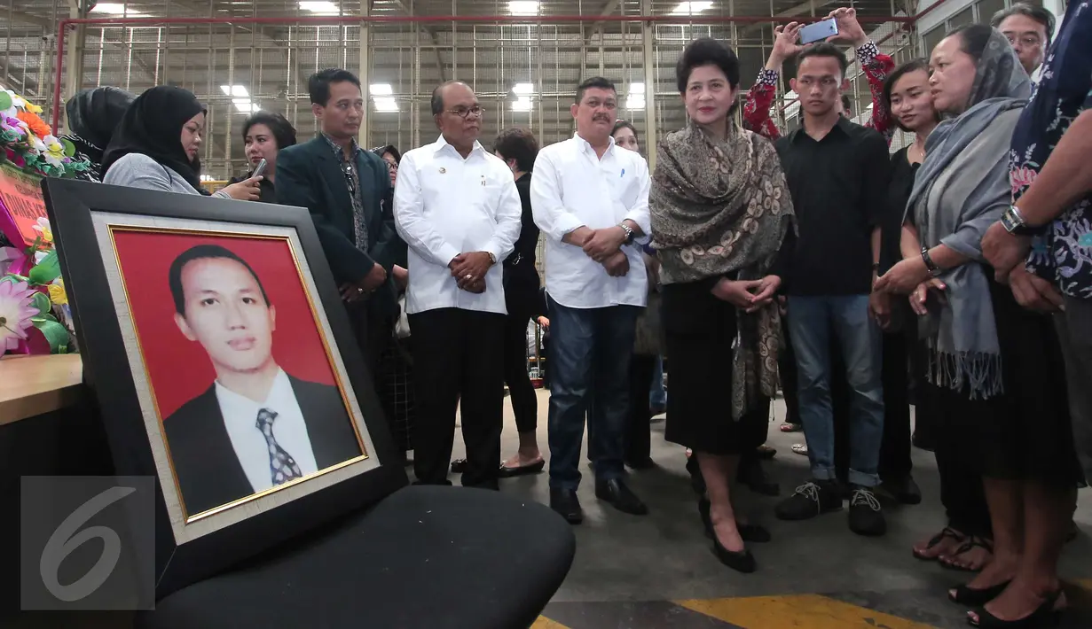 Menkes Nila F Moeloek (tengah) saat menyambut dan memberi penghormatan terakhir untuk jenazah dokter muda, Dionisius Giri Samudra atau yang akrab disapa dokter Andra di Bandara Soekarno Hatta, Tangerang, Jumat (13/11). (Liputan6.com/Angga Yuniar)