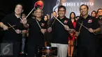 Sekjen PDIP, Hasto Kristiyanto (kedua kanan) usai memukul drum sebagai simbol dibukanya Banteng Music Festival 2016 di kawasan SCBD, Jakarta, Senin (14/3/2016). (Liputan6.com/Herman Zakharia)