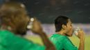 Gelandang timnas Indonesia, Evan Dimas, menghilangkan haus dengan minum air kemasan usai berlatih jelang laga ujicoba melawan Malaysia di Stadion Manahan, Solo, Jawa Tengah, Senin (5/9/2016). (Bola.com/Vitalis Yogi Trisna)