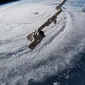 Gambar yang disediakan oleh NASA memperlihatkan Badai Florence di atas Samudra Atlantik terlihat dari Stasiun Luar Angkasa Internasional, Rabu (12/9). Badai Florence ini berpotensi membawa gelombang tinggi, hujan deras dan banjir parah. (HO / NASA / AFP)