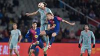 Pemain Atletico Madrid, Pablo Barrios (tengah kiri) berduel udara dengan pemain Barcelona, Daniel Olmo dalam laga leg 1 semifinal Copa del Rey 2024/2025 di Estadi Olimpic Lluis Companys, Barcelona, Rabu (26/02/2025) dini hari WIB. (AFP/Lluis Gene)