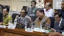 <p>Menko Perekonomian Airlangga Hartarto (kedua kanan) bersama Menko Polhukam Mahfud MD (kedua kiri), dan Menkumham Yasonna Laoly (kanan) saat rapat dengan Baleg DPR membahas Peraturan Pemerintah Pengganti Undang-Undang (Perppu) Cipta Kerja di Kompleks Parlemen, Senayan, Jakarta, Rabu (15/2/2023). Baleg DPR menyetujui untuk membawa Perppu Cipta Keria ke Paripurna dan disahkan menjadi Undang-Undang (UU). (Liputan6.com/Faizal Fanani)</p>