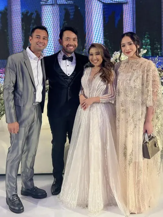 Nagita Slavina tampil anggun dengaj dress berpayet keemasan. Lalu Raffi mengenakan suit warna abu-abu. (@raffinagita1717)