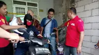 Rekonstruksi pembunuhan yang dilakukan suami terhadap istri dan dua anaknya digelar di tempat kejadian perkara, Graha Siena 1, Kabupaten Tangerang. (Pramita Tristiawati)
