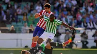 Aksi Diego Costa saat mencoba menembus pertahanan Real Betis (Jorge Guerrero / AFP)
