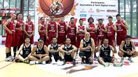 Tim basket EMTEK saat berfoto bersama lawan dari Kompas Gramedia (Liputan6.com/Thomas Juventini)