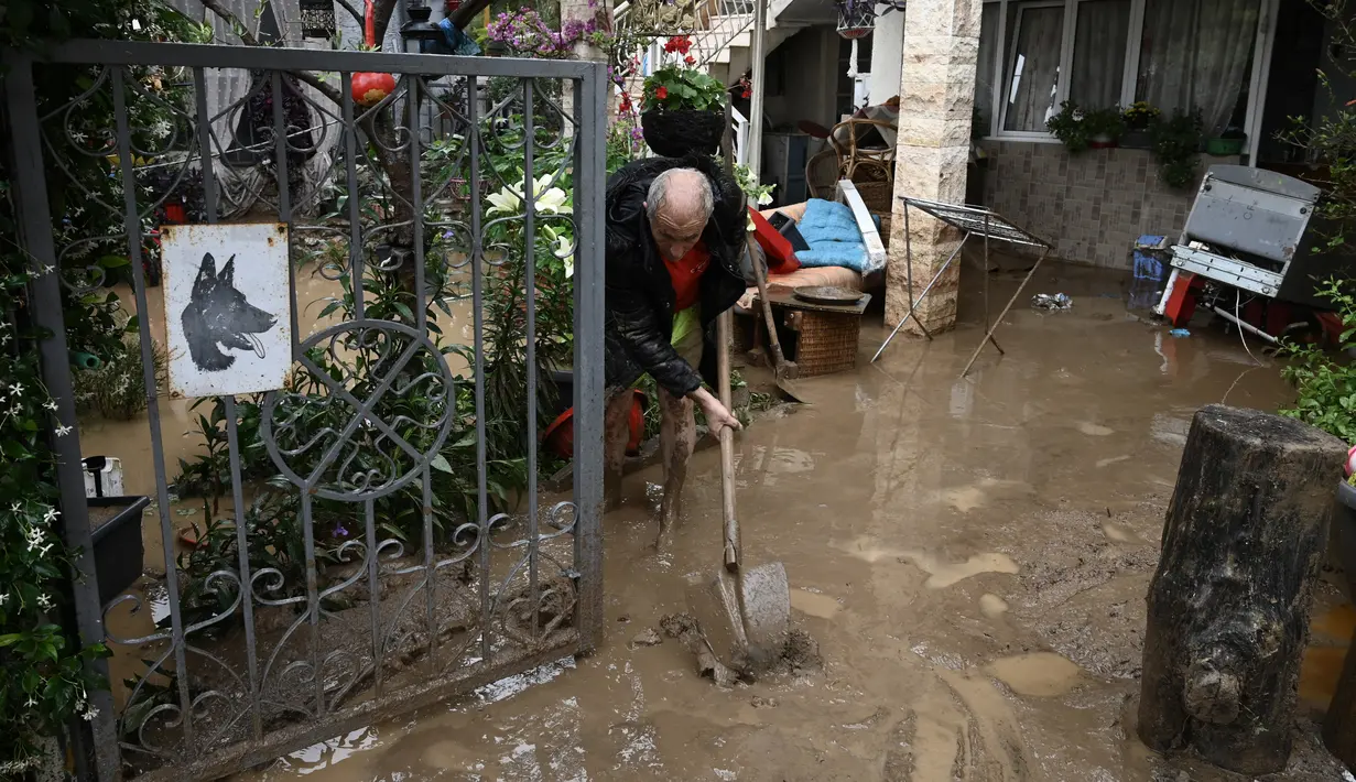 Rekaman menunjukkan jalan-jalan yang tergenang air dan mobil-mobil yang terendam. (Photo by Sakis MITROLIDIS / AFP)