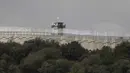 Tindakan Israel itu memicu kembali ketegangan di kawasan Timur Tengah. Tampak dalam foto yang diambil dari Israel memperlihatkan menara pengawas Pasukan dari Perserikatan Bangsa Bangsa (PBB) di Lebanon (UNIFIL) dari perbatasan yang memisahkan Israel utara dan Lebanon selatan pada 16 November 2025. (Jalaa MAREY/AFP)