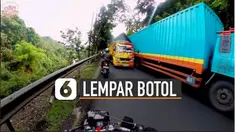 Uniknya, botol minum tersebut masuk di sela-sela jendela sopir truk.