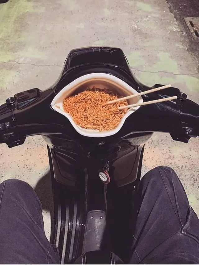 6 Wadah Pengganti Mangkuk Untuk Makan Mi Instan Ini Bikin Ngakak