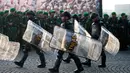 Prajurit Tentara Nasional Indonesia Angkatan Darat (TNI AD) berbaris dengan penuh perhatian saat unjuk kekuatan menjelang pelantikan presiden terpilih Prabowo Subianto sebagai presiden ke-8 Indonesia, Jumat, 18 Oktober 2024. (AP Photo/Tatan Syuflana)