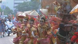 Kebudayaan dari Sabang sampai Merauke memeriahkan pawai yang merupakan kegiatan rutin setiap tahunnya, Jakarta, Senin (18/8/14). (Liputan6.com/Herman Zakharia)
