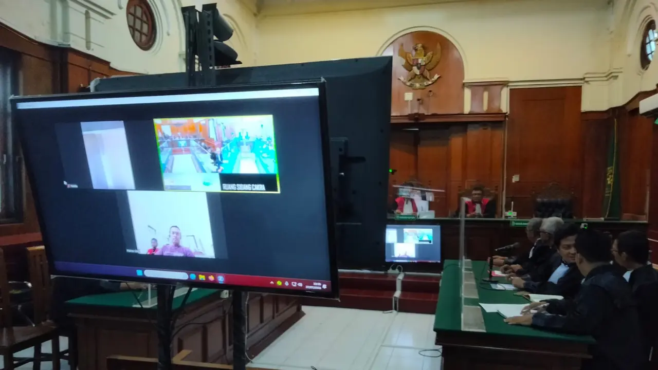 Sidang mantan Wali Kota Blitar Samanhudi di PN Surabaya digelar secara daring. (Dian Kurniawan/Liputan6.com)