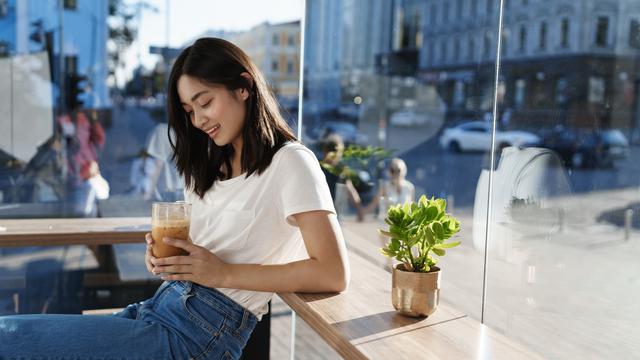 perempuan dan 12 mei di kafe