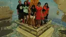 Pengunjung berpose di lukisan 3 dimensi di Museum Alive Star Ancol, Jakarta (6/5). Museum ini menampilkan 50 lukisan 3 dimensi serta 30 patung lilin dengan tiket masuk 100.000rb per orang. (Liputan6.com/Gempur M Surya)