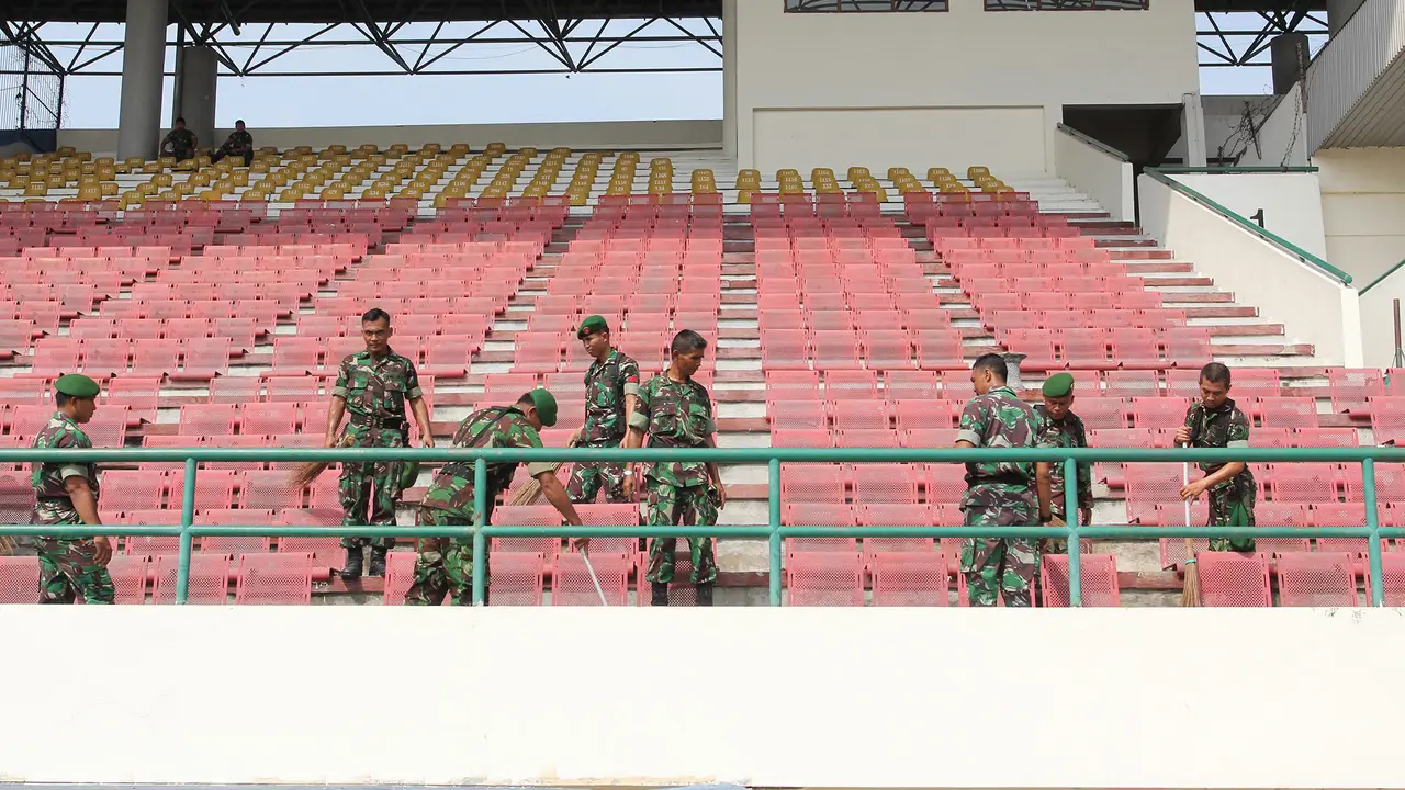 Pasukan TNI bersih-bersih Stadion Manahan Solo