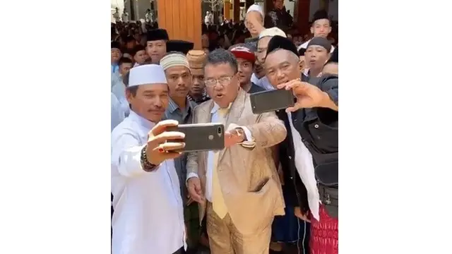 6 Momen Hotman Paris Melayat Gus Sholah, Duduk Manis di Belakang Jamaah