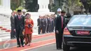 Presiden Jokowi bersama Ibu Negara Iriana Jokowi bersiap menyambut kedatangan Ratu Denmark Margrethe II dan Pangeran Consort saat kunjungan kenegaraan di Istana Merdeka, Jakarta, Kamis (22/10/2015). (Liputan6.com/Faizal Fanani)