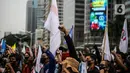 Massa yang tergabung dalam Gerakan Mahasiswa Jakarta Bersatu melakukan aksi unjuk rasa di depan gedung Kementerian Pendidikan dan Kebudayaan, Jakarta, Kamis (2/7/2020). Mereka menuntut adanya keringanan uang tunggal kuliah (UKT) sebesar 50 persen di tengah pandemi. (Liputan6.com/Faizal Fanani)
