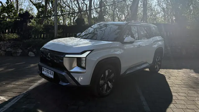 Mitsubishi Destinator adalah SUV keluarga 7-seater yang selama tiga hari menjadi kendaraan  'Girls Trip to Grand Destinations in Bali with GenVenture'. [Anisha/Fimela]