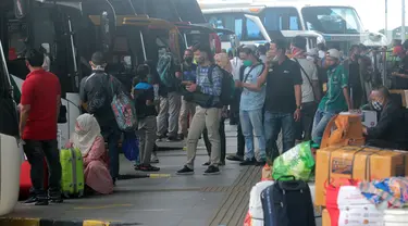 Calon penumpang menunggu pemberangkatan di Terminal Pulo Gebang, Jakarta, Selasa (4/5/2021). Jumlah penumpang yang berangkat dari Terminal Pulo Gebang terus meningkat jelang diberlakukannya aturan larangan mudik Lebaran mulai 6 Mei-17 Mei 2021. (Liputan6.com/Herman Zakharia)