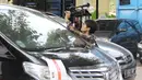 Seorang pewarta tampak merekam gambar mobil Toyota Alphard milik politikus Partai Demokrat, Sutan Bhatoegana, Jakarta, Selasa (17/3/2015). Penyitaan ini terkait penyidikan kasus dugaan korupsi di Kementerian ESDM. (Liputan6.com/Helmi Afandi)