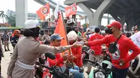 Aksi Humanis Polres Pelabuhan Tanjung Priok Bagikan Minum dan Roti Saat Buruh Rayakan May Day
