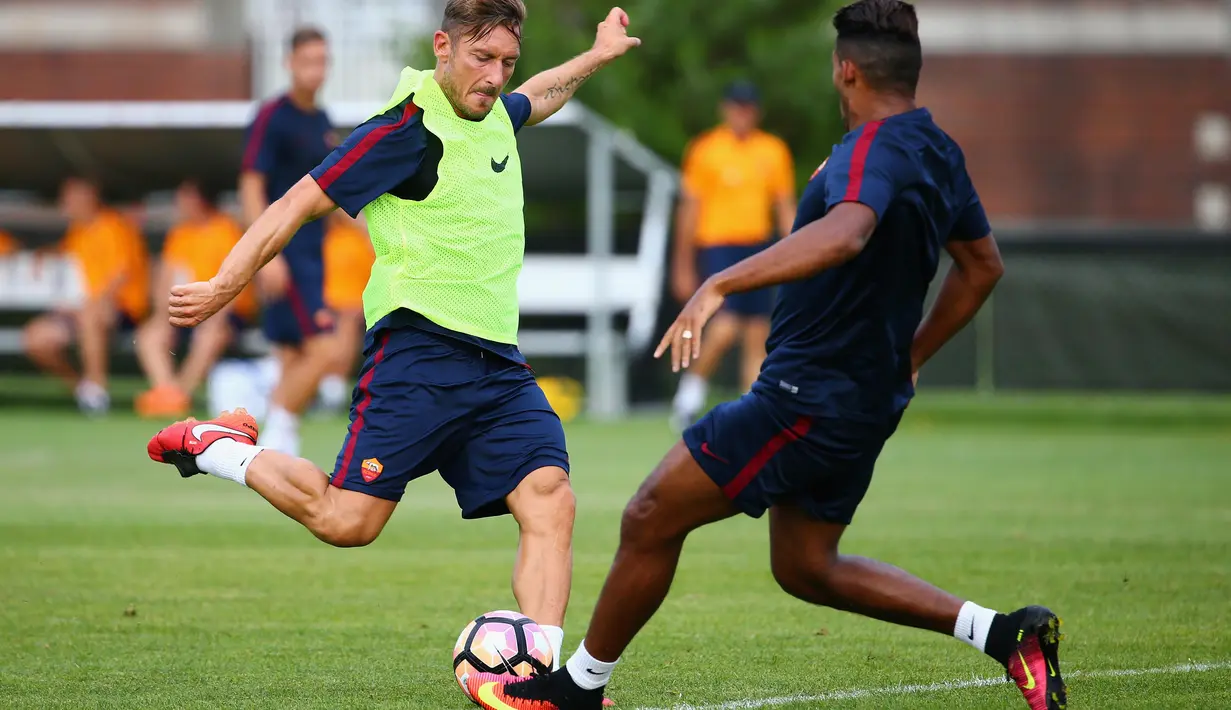Francesco Totti tengah beraksi pada sesi latihan tour pra musim AS Roma di Ohiri Field, Cambridge, Massachusetts, (25/7/2016). (Maddie Meyer/Getty Images/AFP)