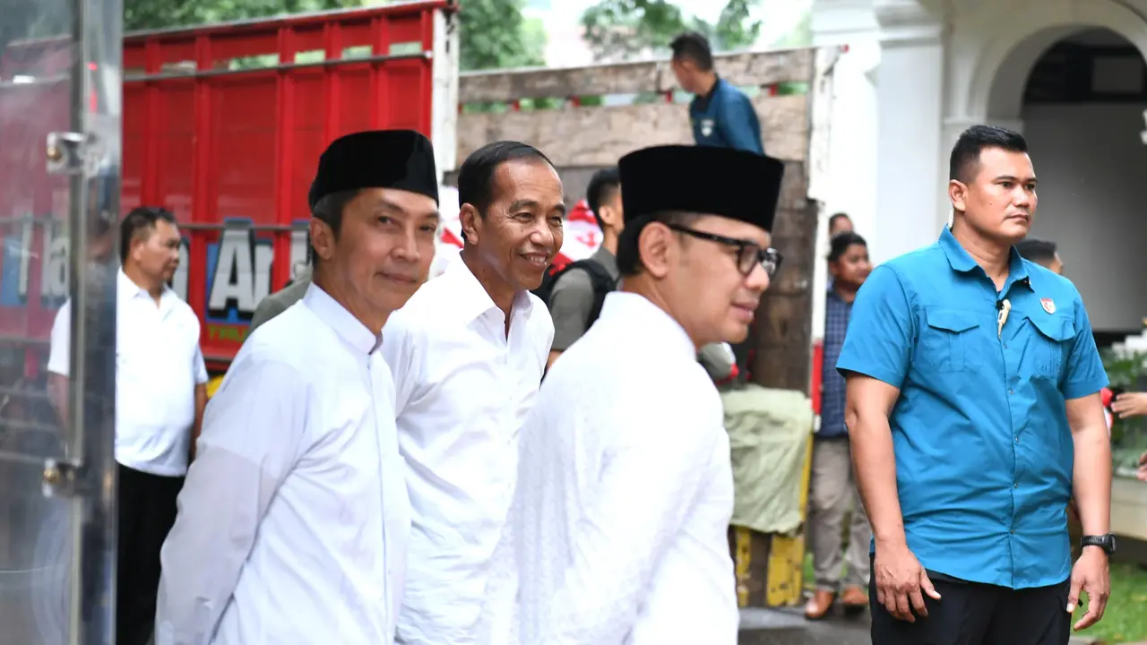 Jokowi Saksikan Pembagian Sembako Jelang Lebaran di Istana Bogor
