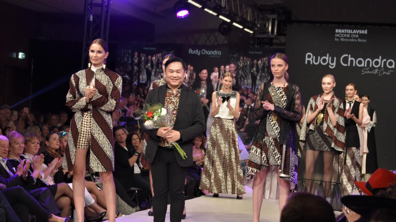 Rudy Chandra dengan para model berdiri di catwalk pada perhelatan Slovakia-Indonesia Fashion Day di Bratislava, Slowakia (16/9/2019) (Liputan6.com/KBRI Slowakia)