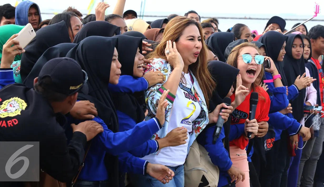 Pemain Mermaid in Love 2 Dunia, Deswita menyapa penggemarnya saat peluncuran sinetron Mermaid in Love 2 Dunia di Pantai Lagon Ancol, Jakarta, Senin (5/12). (Liputan6.com/Herman Zakharia)