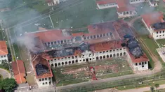 Para napi membakar salah satu ruang tahanan Pusat Progresi Lembaga Pemasyarakatan di kota Bauru, barat laut Sao Paulo, Brasil, Selasa (24/1). 62 narapidana kabur setelah kerusuhan yang memicu kebakaran. (ACEITUNO JUNIOR/JORNAL DA CIDADE/AFP)