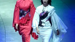 Para model memperagakan kreasi busana rancangan Zhang Zhaoda dan putrinya, Zhang Kaihui, dalam pembukaan Beijing Fashion Week di Beijing, ibu kota China (15/9/2020). (Xinhua/Chen Jianli)