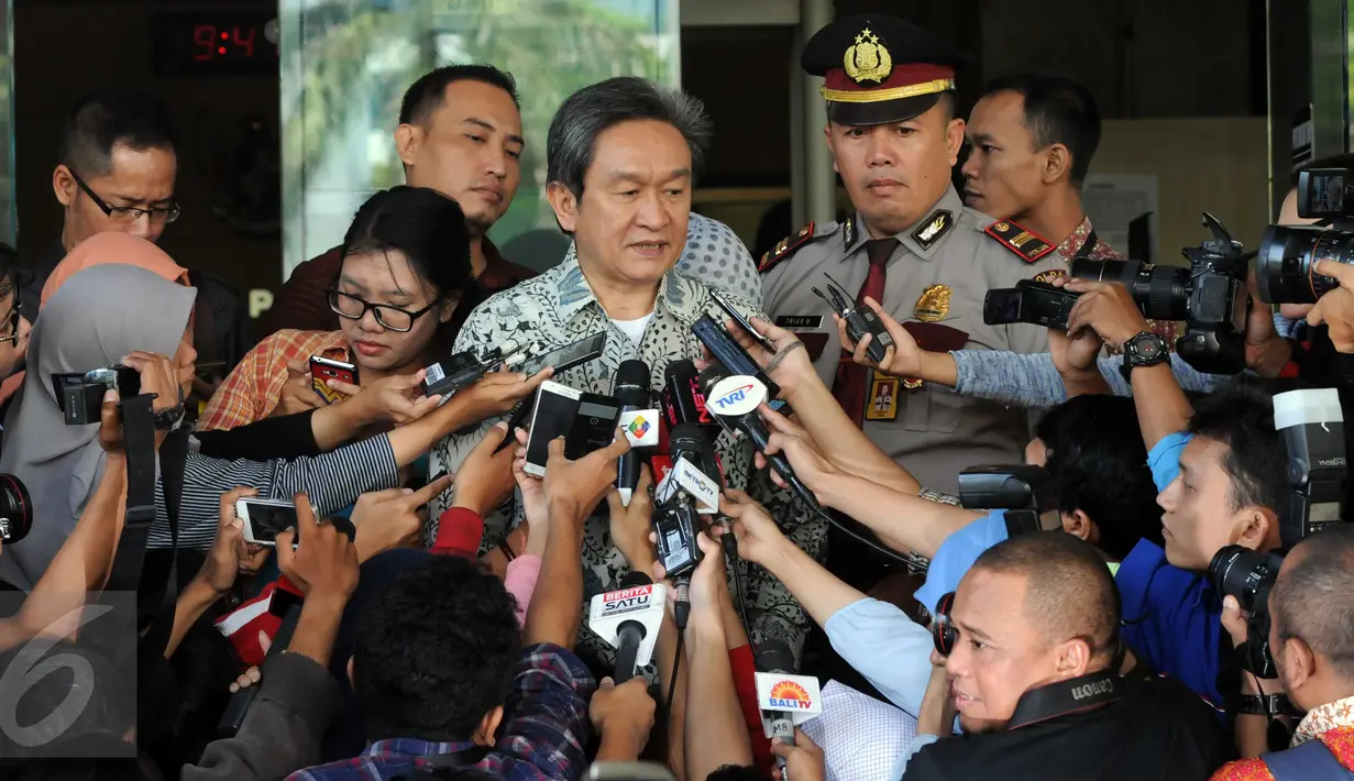 Kuasa hukum RJ Lino, Maqdir Ismail memberikan keterangan usai menyampaikan surat pemberitahuan ketidakhadiran kliennya ke KPK, Jakarta, Jumat (29/1). Mantan Dirut Pelindo II itu mangkir dari pemeriksaan karena sedang sakit. (Liputan6.com/Helmi Afandi)